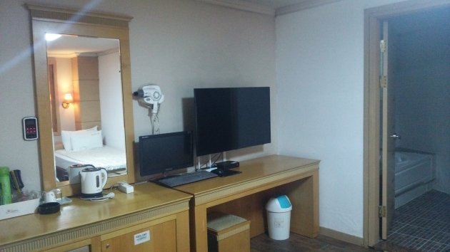 テレビと机